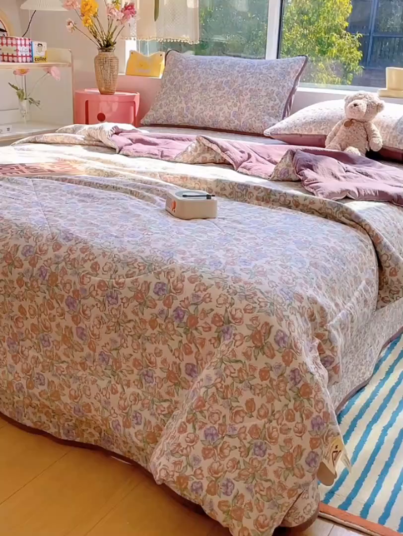 91家纺网 家纺一手货源 找家纺 小叮当家纺仓储工厂店 （提供买家秀 爆款花型 不断货）2025新款云感双层纱床盖夏被四件套 满园春紫