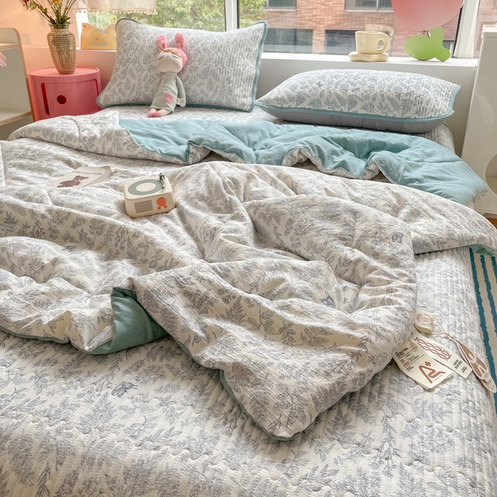 91家纺网 家纺一手货源 找家纺 小叮当家纺仓储工厂店 （提供买家秀 爆款花型 不断货）2025新款云感双层纱床盖夏被四件套 莫尼绿