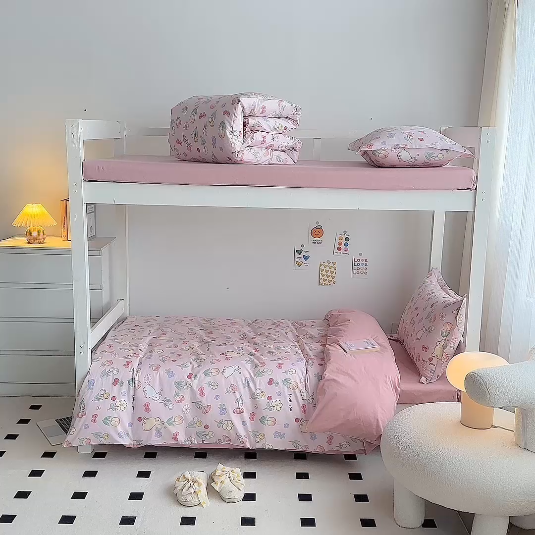 91家纺网 家纺一手货源 找家纺 金鑫汇家纺 2025新款印花花型-学生上下铺三件套 荷枝桃桃