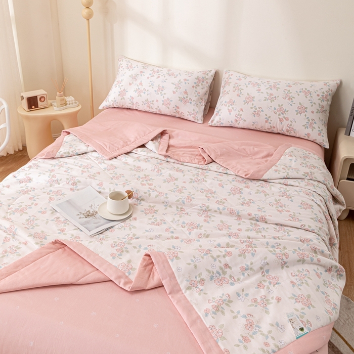 91家纺网 家纺一手货源 找家纺 小叮当家纺仓储工厂店 （提供买家秀 爆款花型 不断货）2025新款全棉A类印花纯棉花夏被可机洗空调被 扶摇-粉