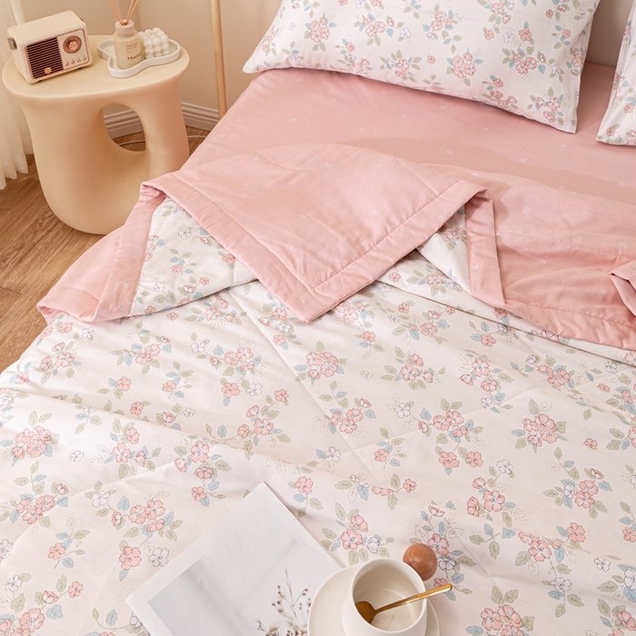 91家纺网 家纺一手货源 找家纺 小叮当家纺仓储工厂店 （提供买家秀 爆款花型 不断货）2025新款全棉A类印花纯棉花夏被可机洗空调被 扶摇-粉