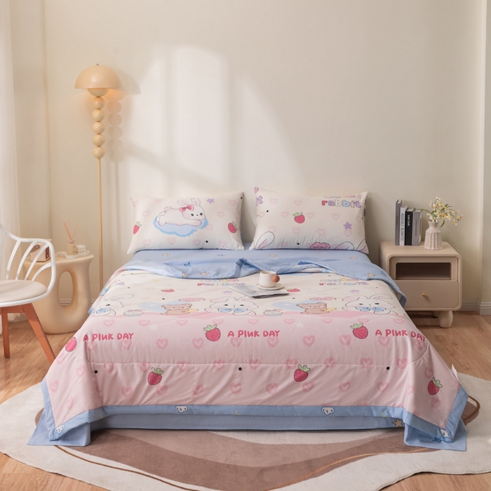 91家纺网 家纺一手货源 找家纺 小叮当家纺仓储工厂店 （提供买家秀 爆款花型 不断货）2025新款全棉A类印花纯棉花夏被可机洗空调被 机灵兔熊