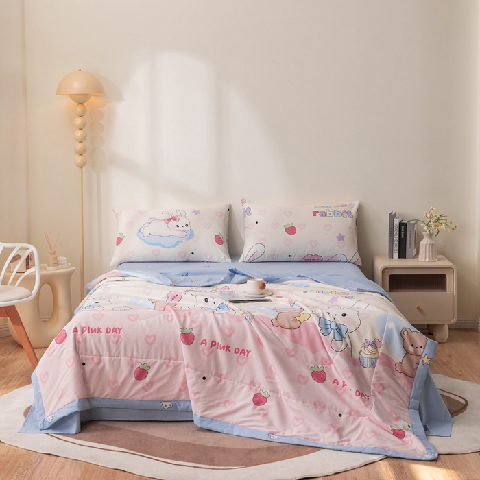 91家纺网 家纺一手货源 找家纺 小叮当家纺仓储工厂店 （提供买家秀 爆款花型 不断货）2025新款全棉A类印花纯棉花夏被可机洗空调被 机灵兔熊