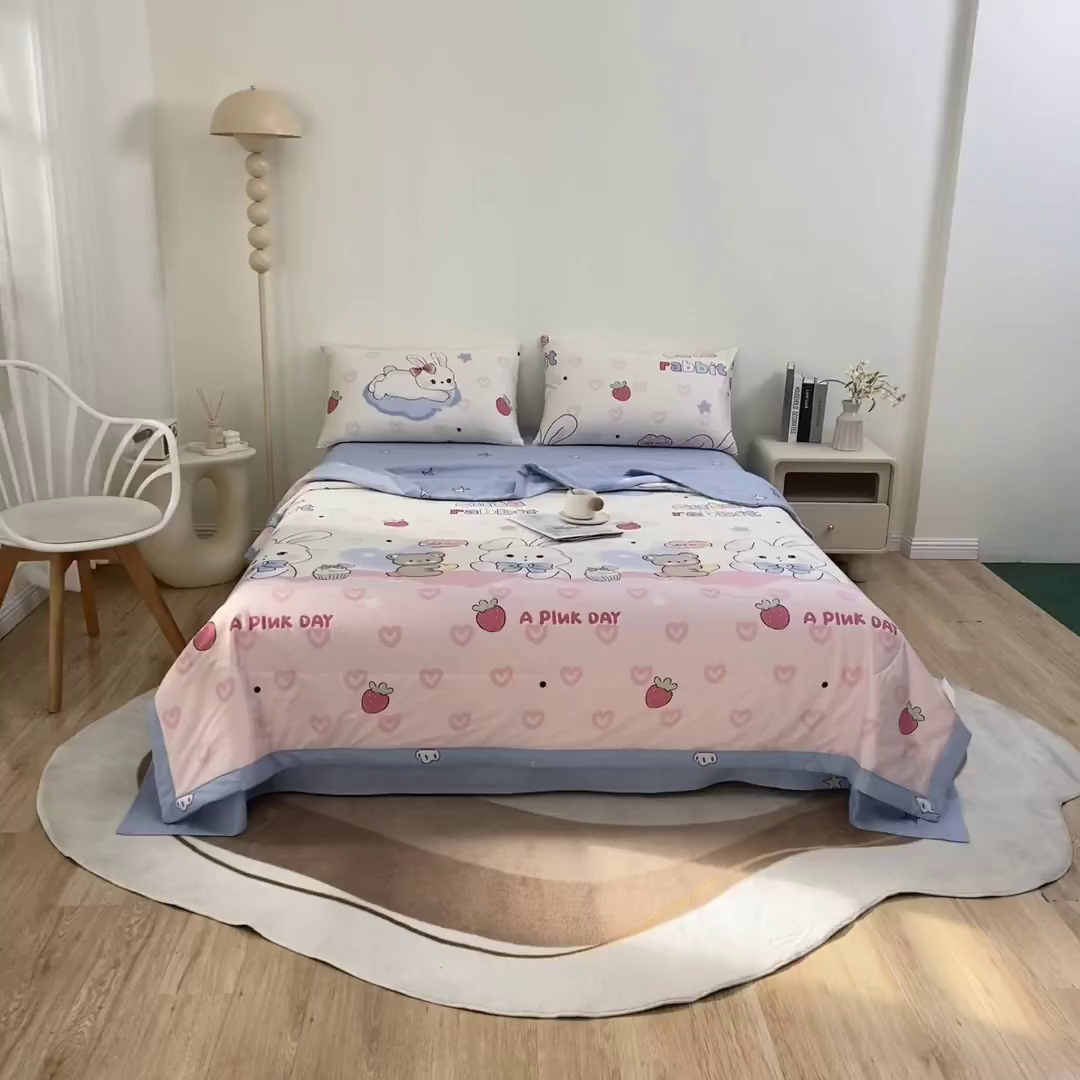 91家纺网 家纺一手货源 找家纺 小叮当家纺仓储工厂店 （提供买家秀 爆款花型 不断货）2025新款全棉A类印花纯棉花夏被可机洗空调被 机灵兔熊