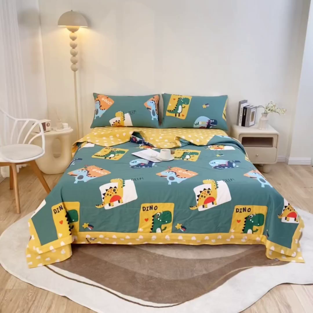 91家纺网 家纺一手货源 找家纺 小叮当家纺仓储工厂店 （提供买家秀 爆款花型 不断货）2025新款全棉A类印花纯棉花夏被可机洗空调被 恐龙家族-绿