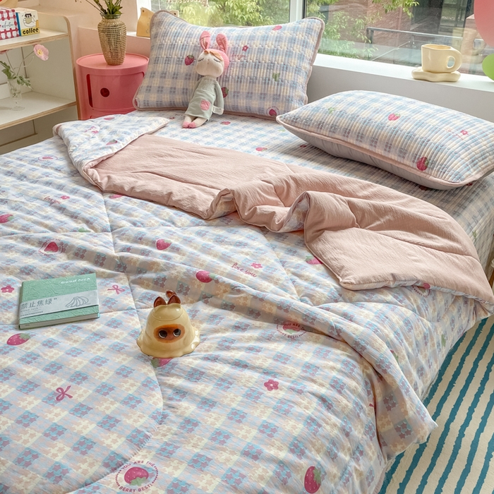 91家纺网 家纺一手货源 找家纺 小叮当家纺仓储工厂店 （提供买家秀 爆款花型 不断货）2025新款云感双层纱床盖 草莓格