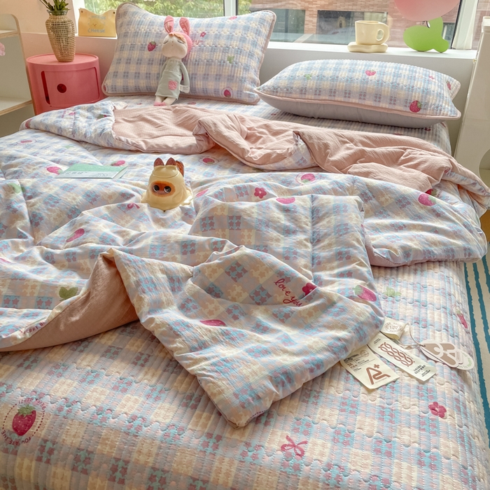 91家纺网 家纺一手货源 找家纺 小叮当家纺仓储工厂店 （提供买家秀 爆款花型 不断货）2025新款云感双层纱床盖 草莓格