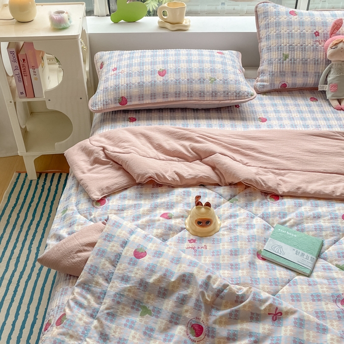 91家纺网 家纺一手货源 找家纺 小叮当家纺仓储工厂店 （提供买家秀 爆款花型 不断货）2025新款云感双层纱床盖 草莓格