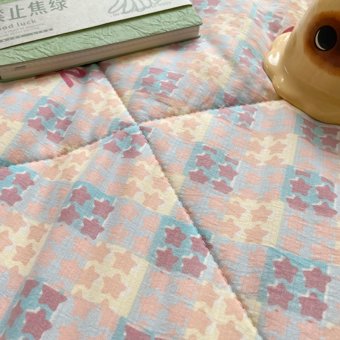 91家纺网 家纺一手货源 找家纺 小叮当家纺仓储工厂店 （提供买家秀 爆款花型 不断货）2025新款云感双层纱床盖 草莓格