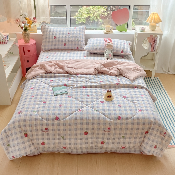 91家纺网 家纺一手货源 找家纺 小叮当家纺仓储工厂店 （提供买家秀 爆款花型 不断货）2025新款云感双层纱床盖 草莓格