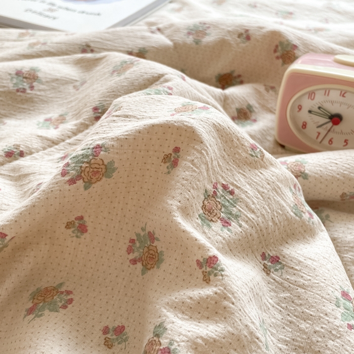 91家纺网 家纺一手货源 找家纺 小叮当家纺仓储工厂店 （提供买家秀 爆款花型 不断货）2025新款云感双层纱床盖 初暖