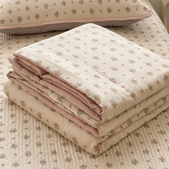 91家纺网 家纺一手货源 找家纺 小叮当家纺仓储工厂店 （提供买家秀 爆款花型 不断货）2025新款云感双层纱床盖 初暖