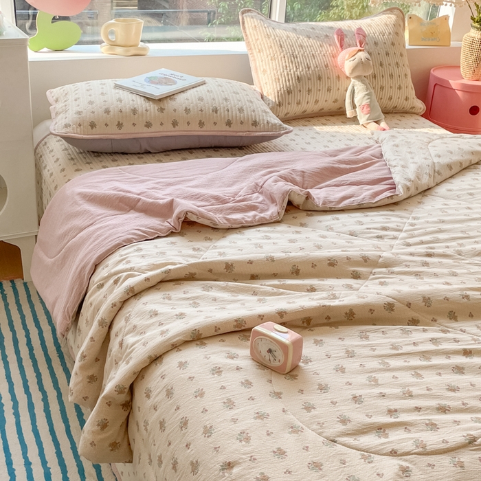 91家纺网 家纺一手货源 找家纺 小叮当家纺仓储工厂店 （提供买家秀 爆款花型 不断货）2025新款云感双层纱床盖 初暖