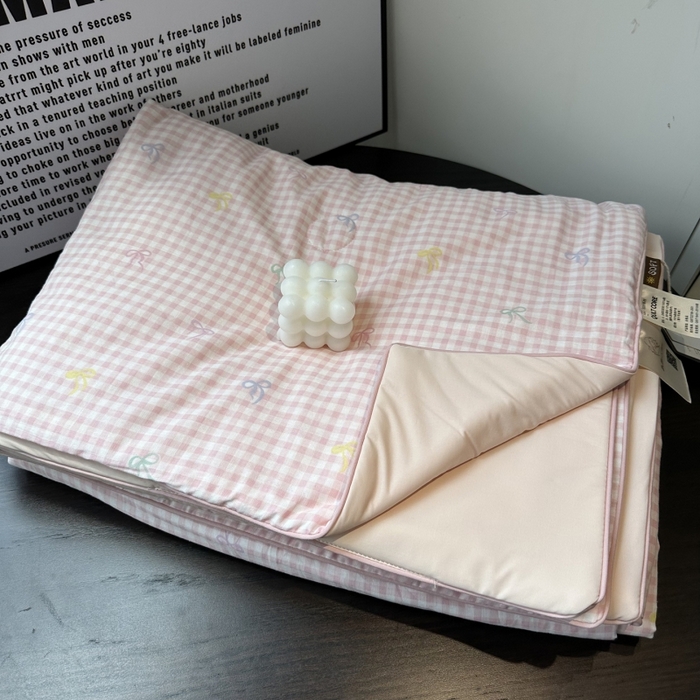 91家纺网 家纺一手货源 找家纺 麦伦家居 2025春夏新款冰纱夏被夏凉被空调被系列二 粉格蝴蝶结