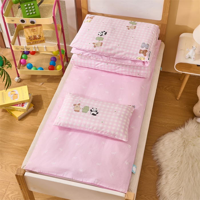 91家纺网 家纺一手货源 找家纺 嗨皮宝贝 2025新款全棉纯棉13372幼儿园三件套多件套 福宝乐园-粉