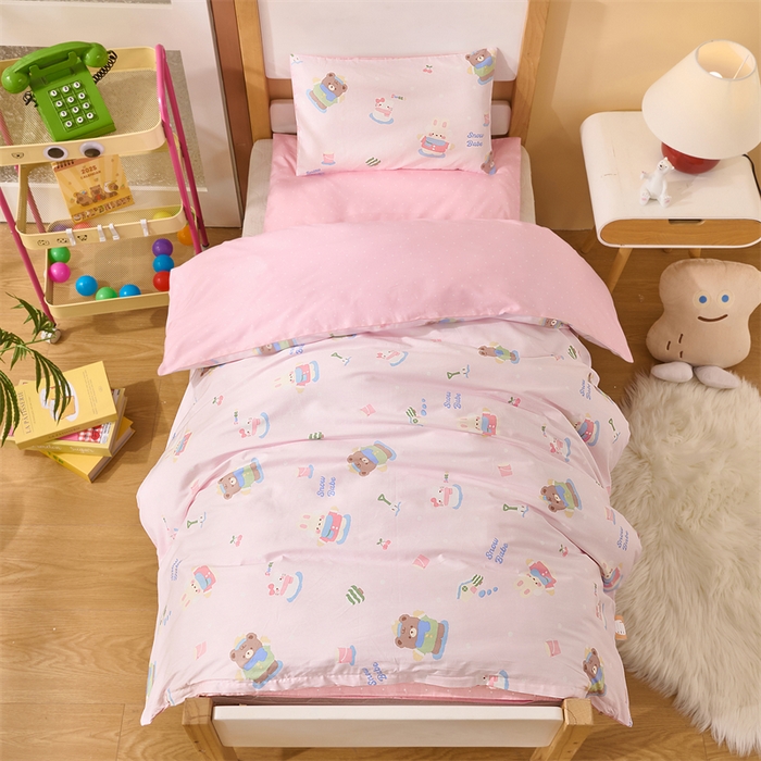 91家纺网 家纺一手货源 找家纺 嗨皮宝贝 2025新款全棉纯棉13372幼儿园三件套多件套 兔兔熊-粉