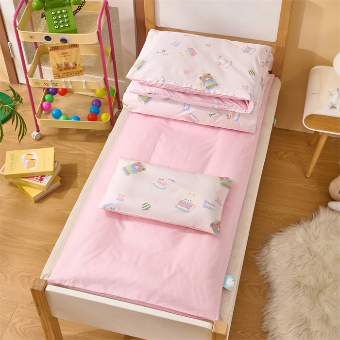 91家纺网 家纺一手货源 找家纺 嗨皮宝贝 2025新款全棉纯棉13372幼儿园三件套多件套 兔兔熊-粉