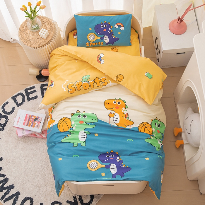 91家纺网 家纺一手货源 找家纺 嗨皮宝贝 2025新款全棉纯棉13372幼儿园三件套多件套 爱运动的小恐龙