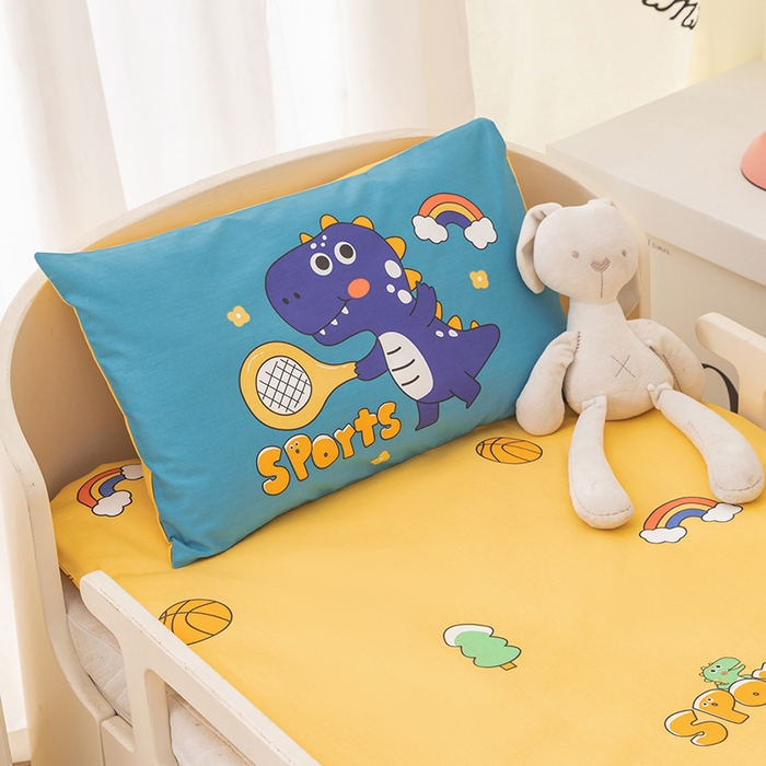 91家纺网 家纺一手货源 找家纺 嗨皮宝贝 2025新款全棉纯棉13372幼儿园三件套多件套 爱运动的小恐龙