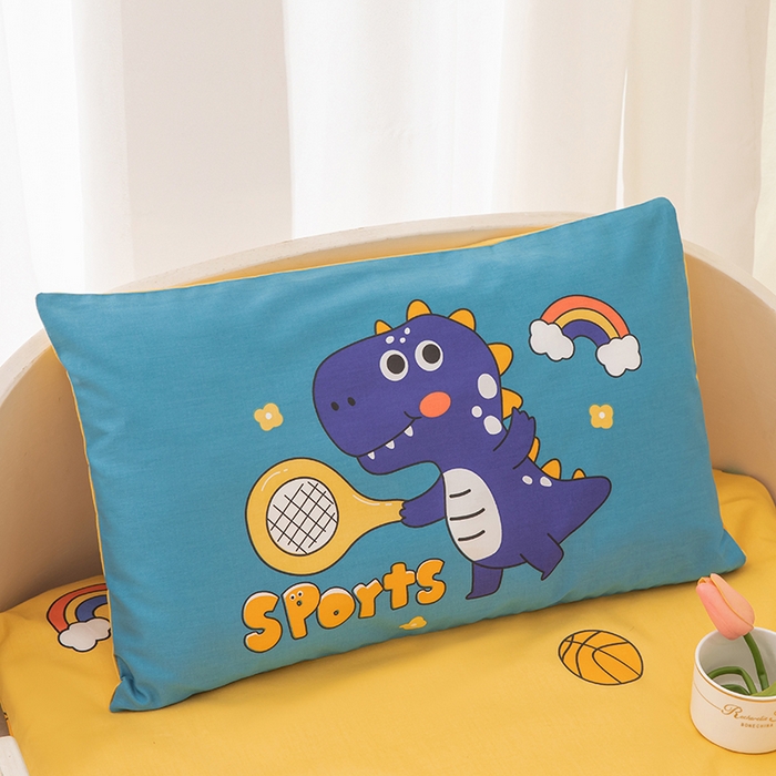 91家纺网 家纺一手货源 找家纺 嗨皮宝贝 2025新款全棉纯棉13372幼儿园三件套多件套 爱运动的小恐龙