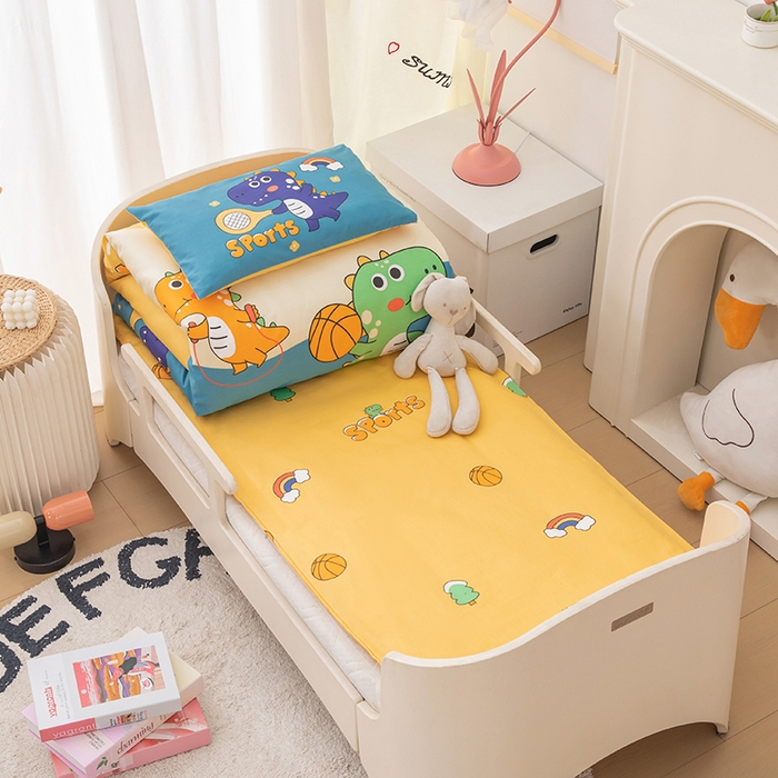 91家纺网 家纺一手货源 找家纺 嗨皮宝贝 2025新款全棉纯棉13372幼儿园三件套多件套 爱运动的小恐龙