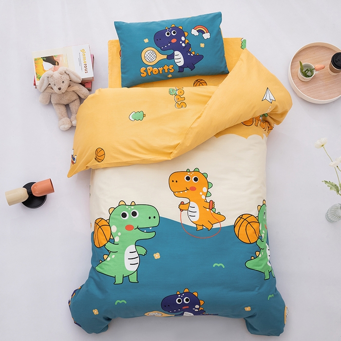 91家纺网 家纺一手货源 找家纺 嗨皮宝贝 2025新款全棉纯棉13372幼儿园三件套多件套 爱运动的小恐龙