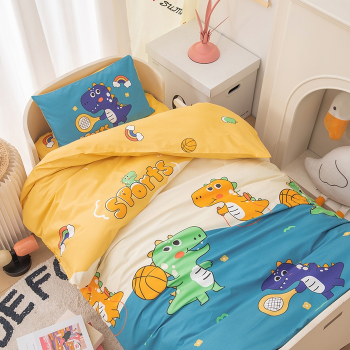 91家纺网 家纺一手货源 找家纺 嗨皮宝贝 2025新款全棉纯棉13372幼儿园三件套多件套 爱运动的小恐龙