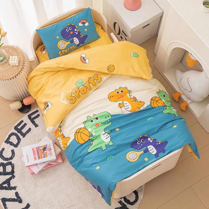 91家纺网 家纺一手货源 找家纺 嗨皮宝贝 2025新款全棉纯棉13372幼儿园三件套多件套 爱运动的小恐龙