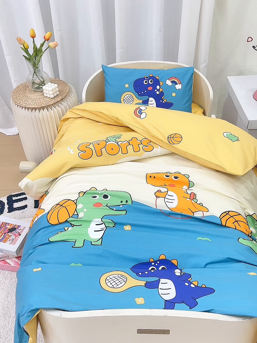 91家纺网 家纺一手货源 找家纺 嗨皮宝贝 2025新款全棉纯棉13372幼儿园三件套多件套 爱运动的小恐龙