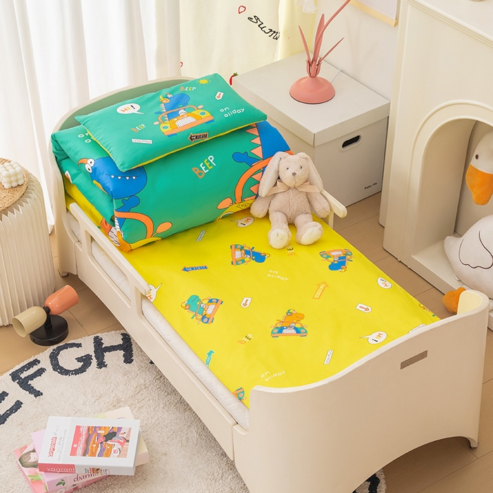 91家纺网 家纺一手货源 找家纺 嗨皮宝贝 2025新款全棉纯棉13372幼儿园三件套多件套 假日旅行