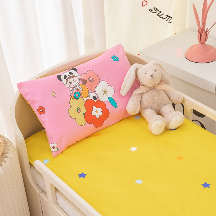 91家纺网 家纺一手货源 找家纺 嗨皮宝贝 2025新款全棉纯棉13372幼儿园三件套多件套 熊猫小希-粉