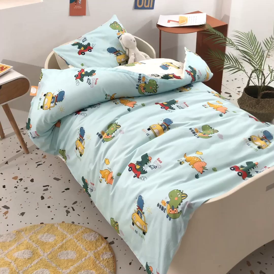 91家纺网 家纺一手货源 找家纺 嗨皮宝贝 2025新款全棉纯棉13372幼儿园三件套多件套 七彩恐龙