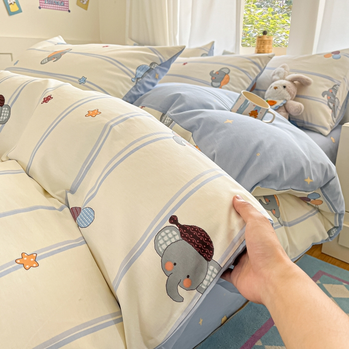 91家纺网 家纺一手货源 找家纺 首尔家纺 2025新款学生季全棉跑量款四件套系列卡通小清新AB版学生三件套 蓝帽小象