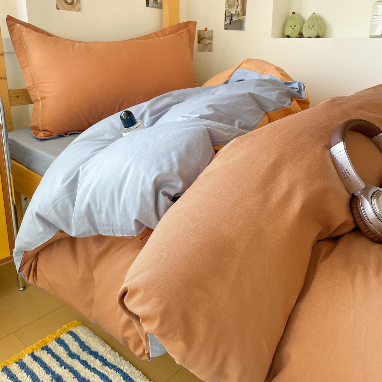 91家纺网 家纺一手货源 找家纺 恩泽家纺 2025新款全棉双拼学生宿舍三件套 红驼+月白兰