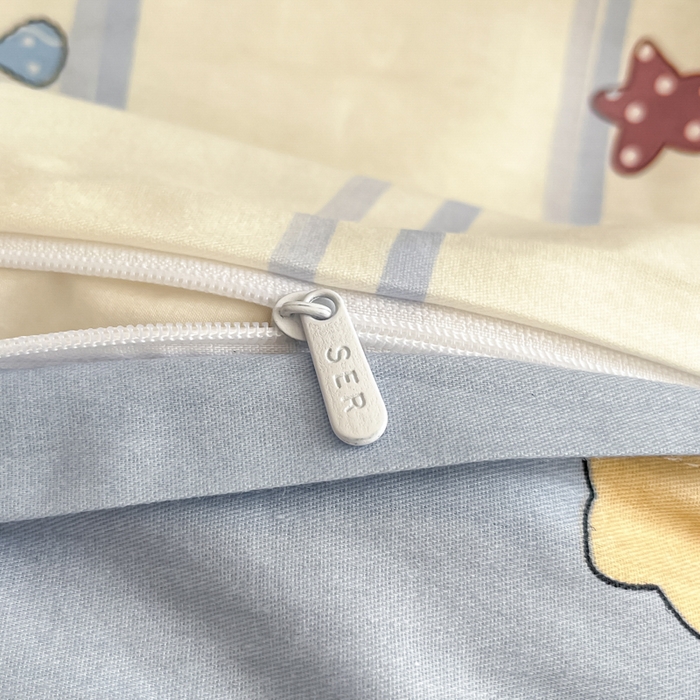 91家纺网 家纺一手货源 找家纺 首尔家纺 2025新款学生季全棉跑量款四件套系列卡通小清新AB版学生三件套 蓝帽小象