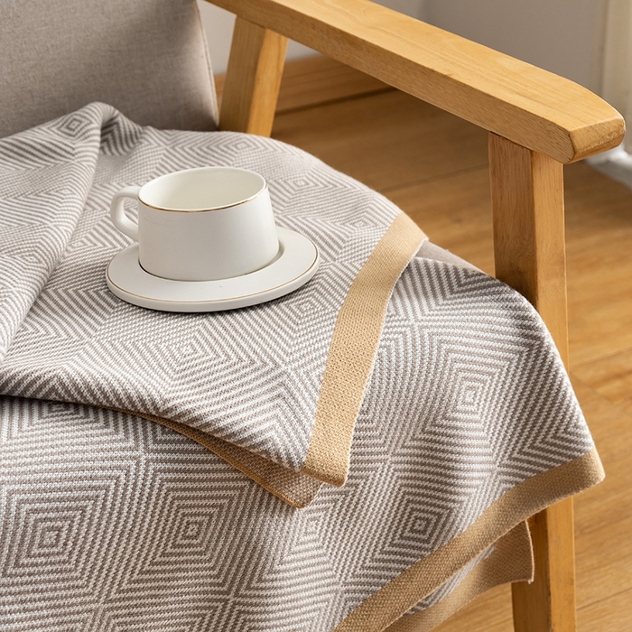 91家纺网 家纺一手货源 找家纺 （总）肖恩毯业 2025新款轻奢晴纶针织毯人字纹回字纹休闲时尚盖毯航空毯毯子毛毯