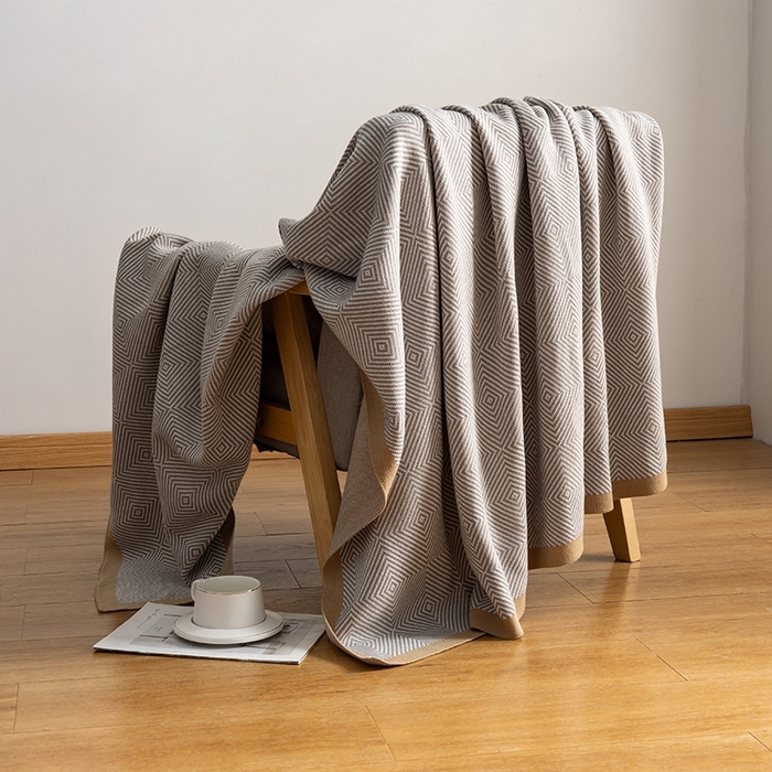 91家纺网 家纺一手货源 找家纺 肖恩毯业 2025新款轻奢晴纶针织毯人字纹回字纹休闲时尚盖毯航空毯毯子毛毯 回字纹浅灰