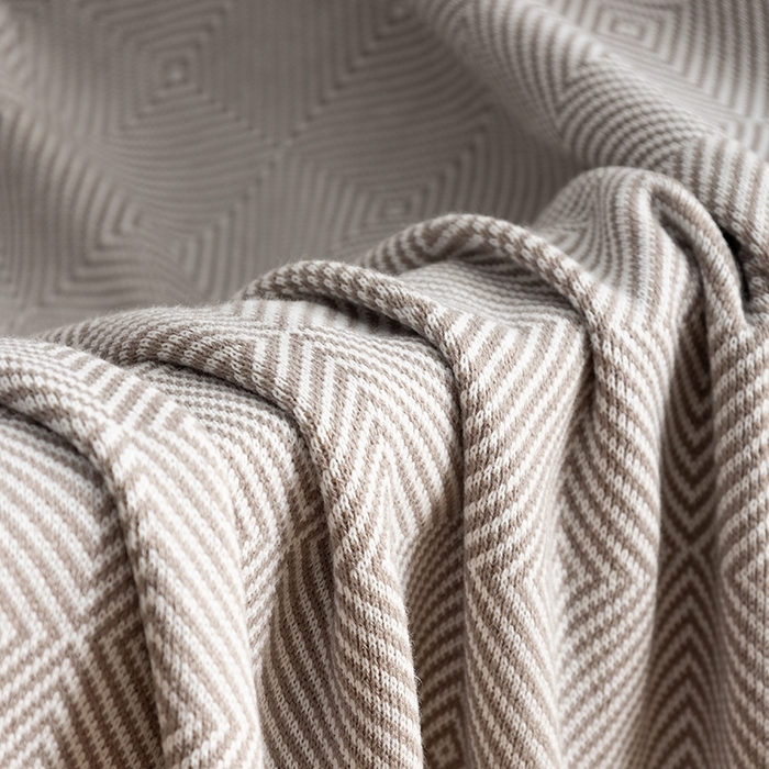 91家纺网 家纺一手货源 找家纺 肖恩毯业 2025新款轻奢晴纶针织毯人字纹回字纹休闲时尚盖毯航空毯毯子毛毯 回字纹浅灰