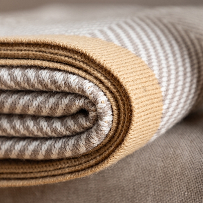 91家纺网 家纺一手货源 找家纺 肖恩毯业 2025新款轻奢晴纶针织毯人字纹回字纹休闲时尚盖毯航空毯毯子毛毯 回字纹浅灰