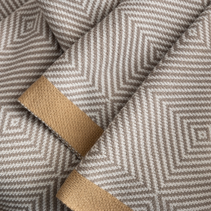 91家纺网 家纺一手货源 找家纺 肖恩毯业 2025新款轻奢晴纶针织毯人字纹回字纹休闲时尚盖毯航空毯毯子毛毯 回字纹浅灰