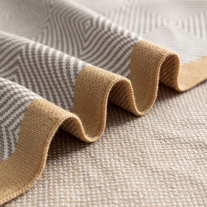 91家纺网 家纺一手货源 找家纺 肖恩毯业 2025新款轻奢晴纶针织毯人字纹回字纹休闲时尚盖毯航空毯毯子毛毯 回字纹浅灰