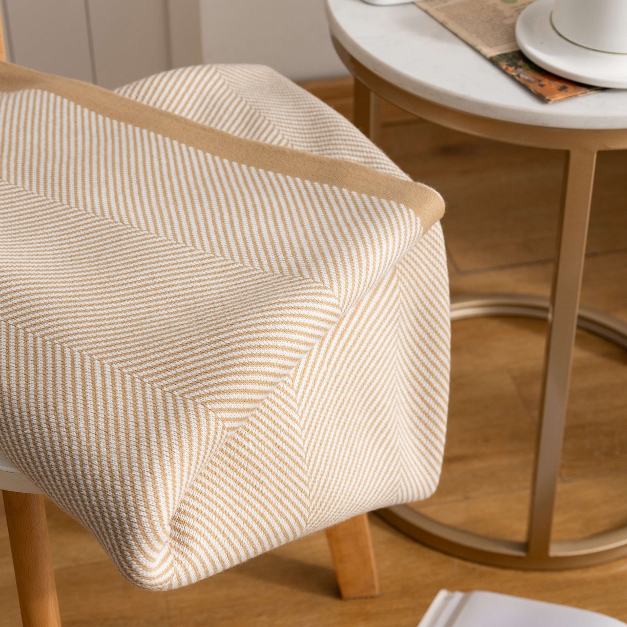 91家纺网 家纺一手货源 找家纺 肖恩毯业 2025新款轻奢晴纶针织毯人字纹回字纹休闲时尚盖毯航空毯毯子毛毯 人字纹浅卡其