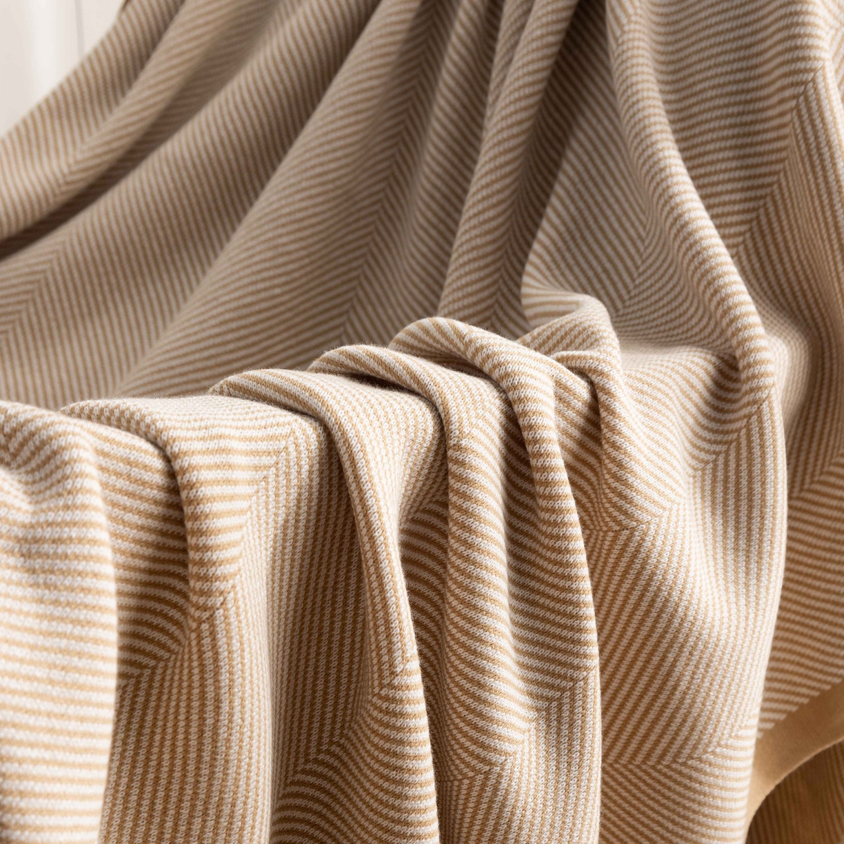 91家纺网 家纺一手货源 找家纺 肖恩毯业 2025新款轻奢晴纶针织毯人字纹回字纹休闲时尚盖毯航空毯毯子毛毯 人字纹浅卡其