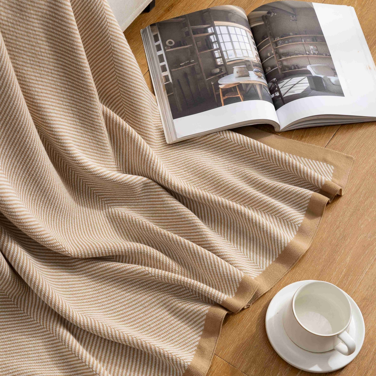 91家纺网 家纺一手货源 找家纺 肖恩毯业 2025新款轻奢晴纶针织毯人字纹回字纹休闲时尚盖毯航空毯毯子毛毯 人字纹浅卡其