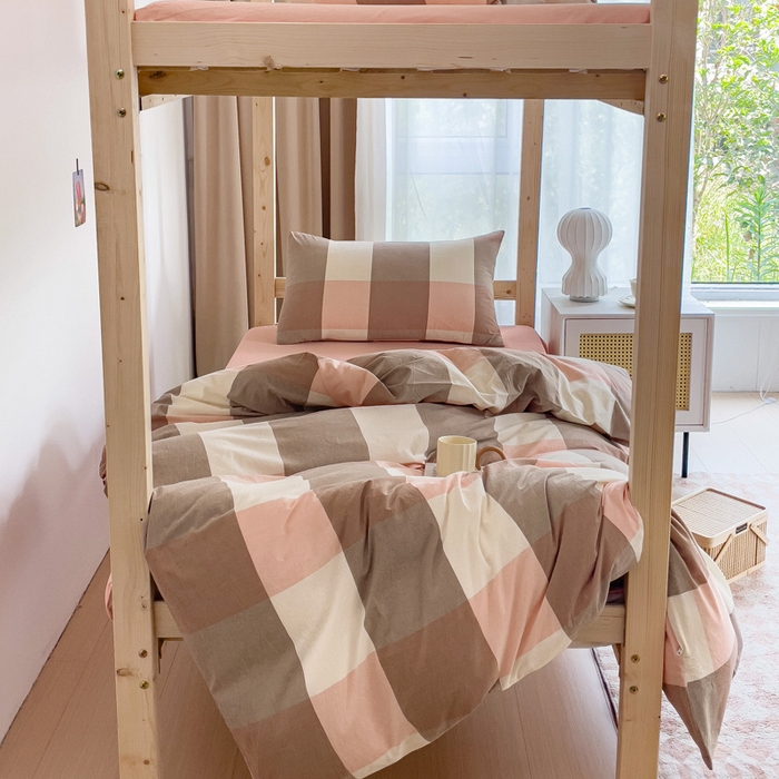 91家纺网 家纺一手货源 找家纺 玖弘家居 2025新款全棉纯棉色织水洗棉学生宿舍三件套四件套上下铺三件套 粉大格