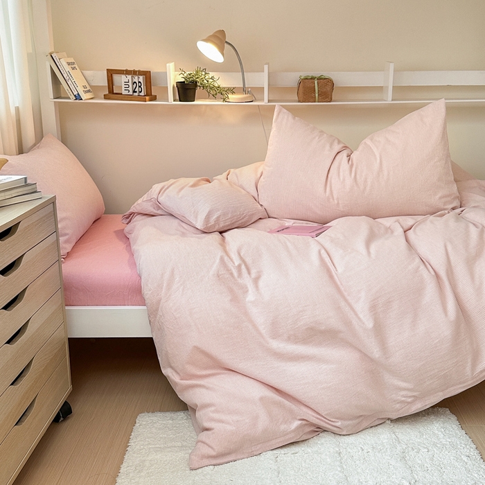 91家纺网 家纺一手货源 找家纺 玖弘家居 2025新款全棉纯棉色织水洗棉学生宿舍三件套四件套上下铺三件套 粉密条