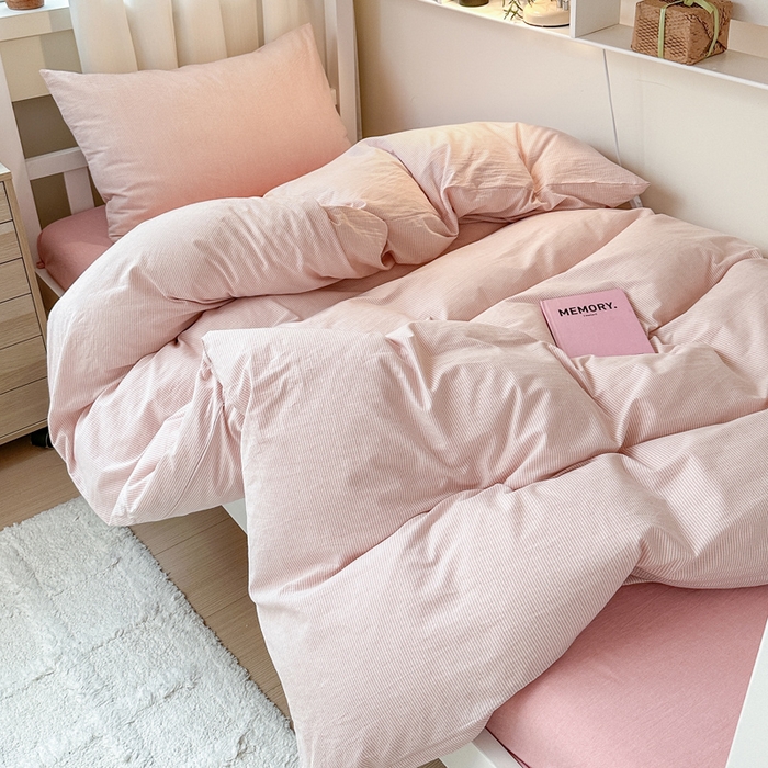 91家纺网 家纺一手货源 找家纺 玖弘家居 2025新款全棉纯棉色织水洗棉学生宿舍三件套四件套上下铺三件套 粉密条