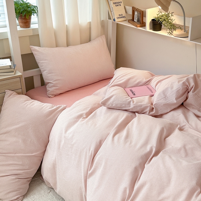 91家纺网 家纺一手货源 找家纺 玖弘家居 2025新款全棉纯棉色织水洗棉学生宿舍三件套四件套上下铺三件套 粉密条