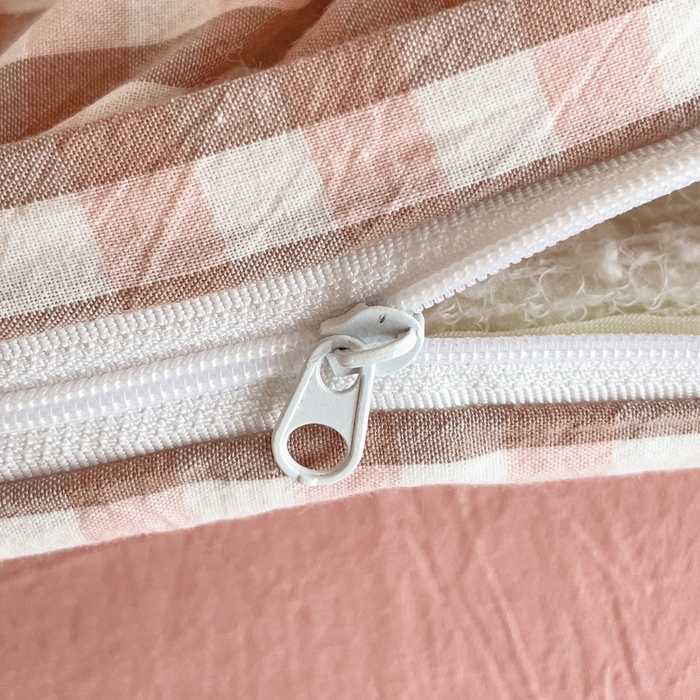 91家纺网 家纺一手货源 找家纺 玖弘家居 2025新款全棉纯棉色织水洗棉学生宿舍三件套四件套上下铺三件套 粉小格