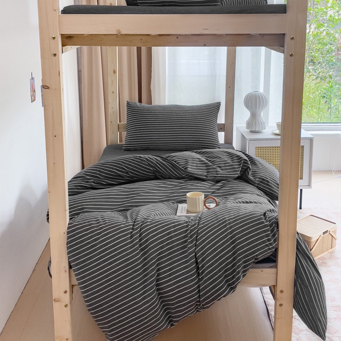 91家纺网 家纺一手货源 找家纺 玖弘家居 2025新款全棉纯棉色织水洗棉学生宿舍三件套四件套上下铺三件套 灰细条